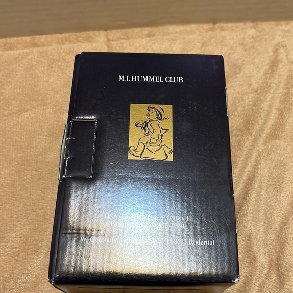 Goebel Hummel collector Club in box “Two Hands, One Treat” #493 Figurine - Picture 11 of 11